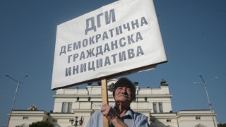 Арестуваха "протестър" с нож