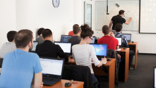 Създават пет центъра  за обучение на компютърни специалисти