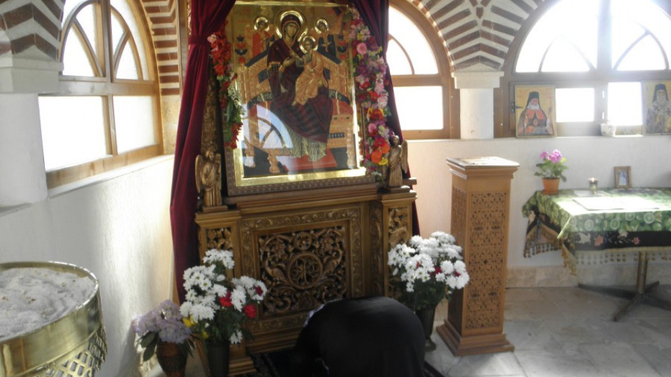 Две чудотворни икони в Църногорския манастир | StandartNews.com
