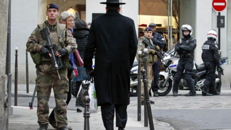 Въоръжен с нож нападна войник в Париж | StandartNews.com
