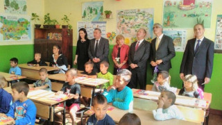 Посланикът на САЩ откри учебната година в кюстендилско село