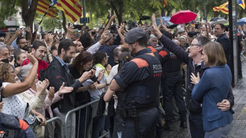 Мадрид засили още 4000 полицаи към Каталуния | StandartNews.com