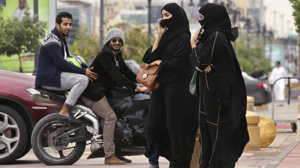 Голям ден в Саудиска арабия - жените ще могат да карат коли | StandartNews.com