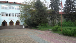 Душманин на учител мина на самостоятелно обучение