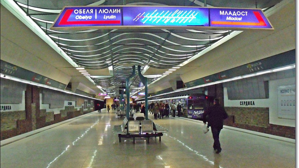 Развалена мотриса задими станции на метрото в София | StandartNews.com
