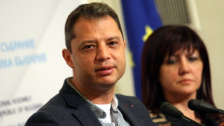 Делян Добрев хвърли оставката