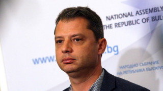 Тънка червена нишка в капана за Добрев