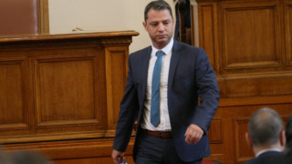 Не приеха оставката на Делян Добрев