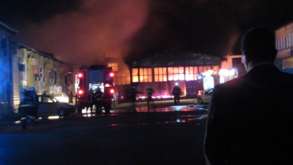 Пожар унищожи складове в Русе | StandartNews.com
