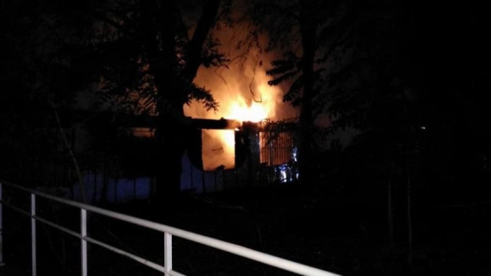 Изгоря изоставена сграда в Бургас | StandartNews.com