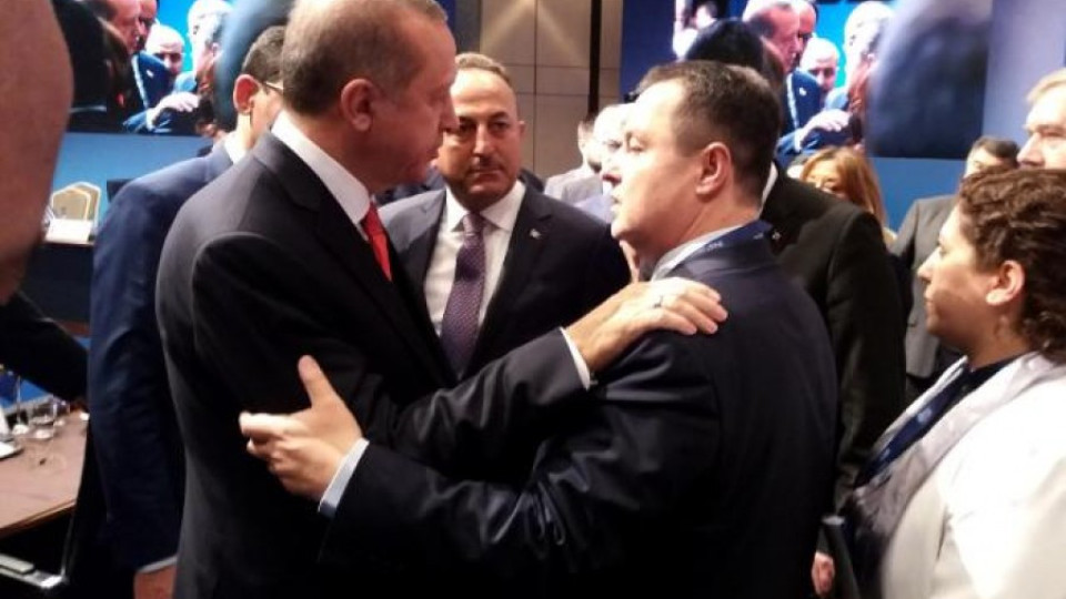 СРАМ! Сръбският външен министър пя "Осман ага" на Ердоган | StandartNews.com
