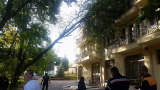 Дърво на 100 години потроши хотел в Хисаря
