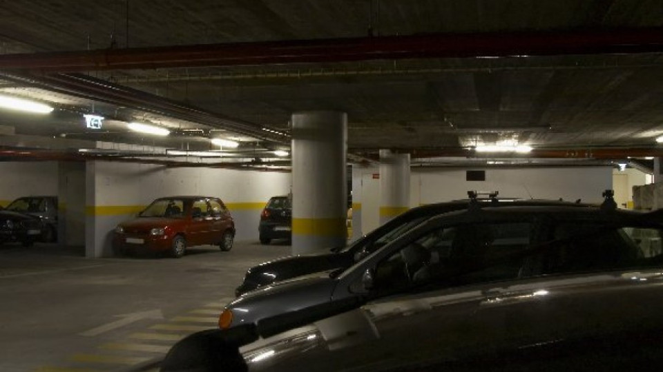 Стотици коли заклещени в подземните паркинги на софийски мол | StandartNews.com