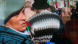 Пенсионери протестират пред парламента