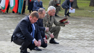 ЗА ЗАДУШНИЦА: Отслужиха панихида за загиналите воини