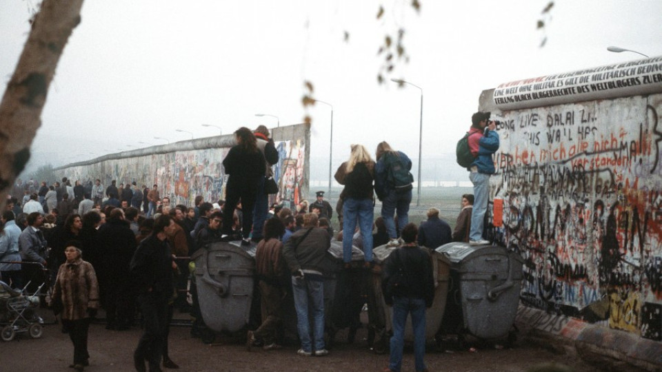 28 години от събарянето на Берлинската стена | StandartNews.com
