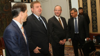 Каракачанов: Искаме придвижване на всички проекти за модернизацията на армията
