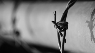 Служителите в затворите започват протест с трикольорни лентички