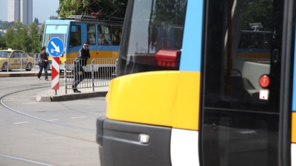 Три жени пострадаха при катастрофа между два трамвая в София | StandartNews.com