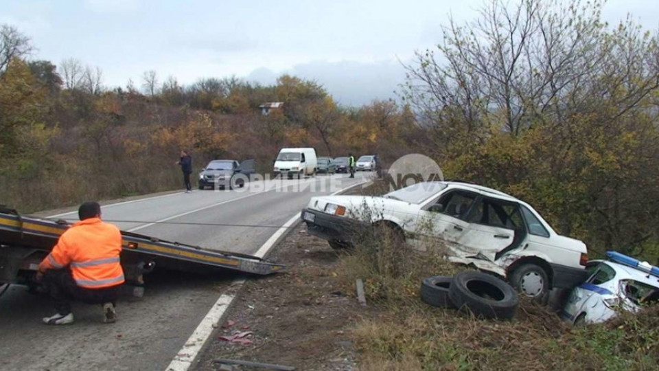 Кола помля патрулка, докато полицаите оглеждали катастрофа | StandartNews.com