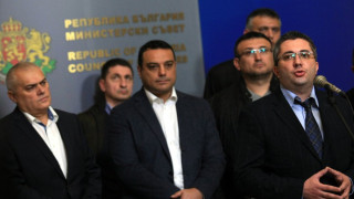 Полагат шумяща маркировка на пътя край Ябланица