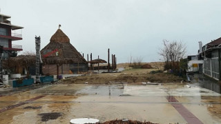 Бутнаха 50 незаконни магазина край морето