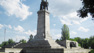 Играчка плачка с паметниците