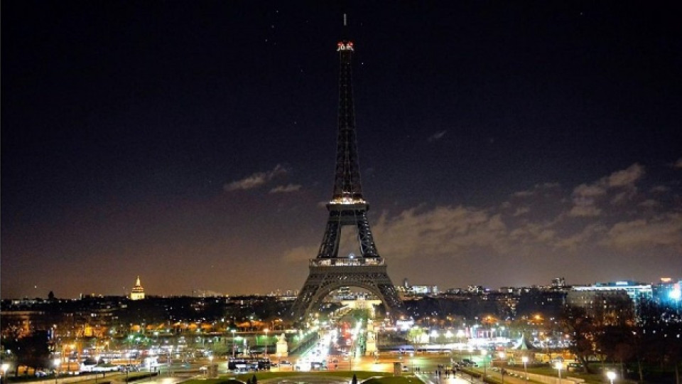 Айфеловата кула потъна в мрак в памет на жертвите на терора в Египет | StandartNews.com