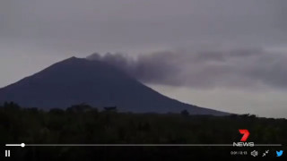 Вулкан блокира остров Бали