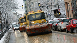 Засоляват улиците в София срещу снега