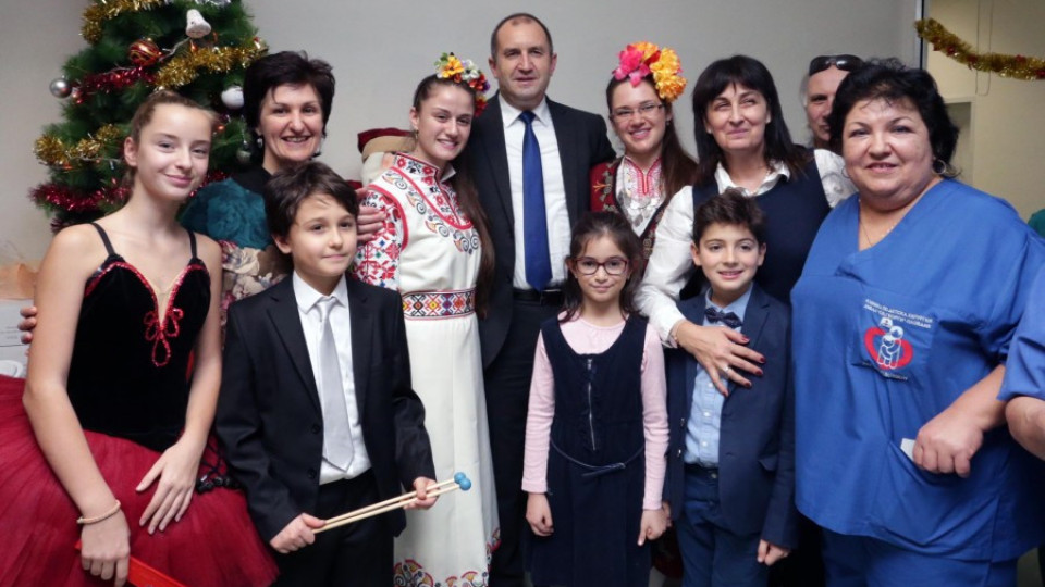Румен Радев откри благотворителната "Българска Коледа" | StandartNews.com