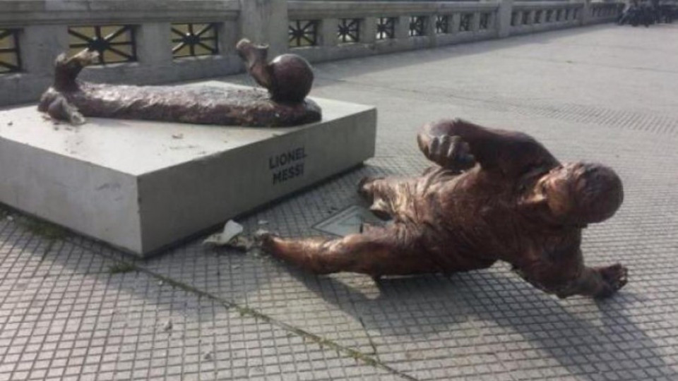 Вандали отново счупиха статуята на Меси в Буенос Айрес (СНИМКИ) | StandartNews.com