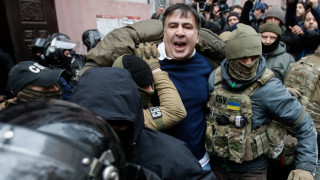 ОБЗОР: Киевски фенове на Саакашвили атакуваха полицията и го освободиха