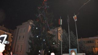 С театър за малките запалиха елхата в Разлог