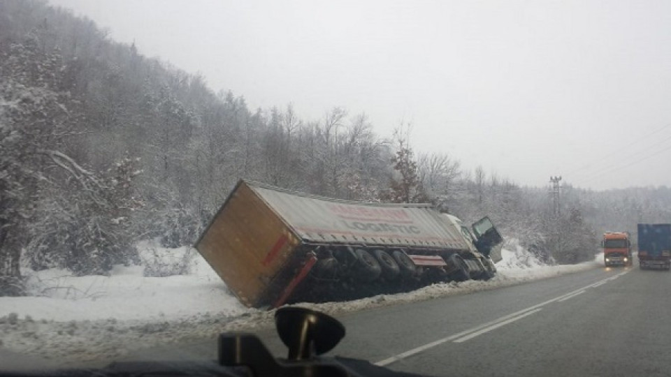 ТИР-ове катастрофираха в снега в Прохода на републиката /ОБНОВЕНА/ | StandartNews.com