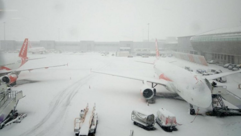 Снегът блокира летищата в Лондон | StandartNews.com