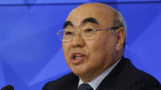 Замеряха с яйца експрезидента на Киргизстан, дъщеря му удари нападателя