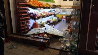 Кола се вряза в магазин, в Пловдив