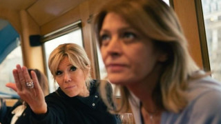 Бриджит Макрон пусна фотосесия с Деси Радева на Айфеловата кула и с корабче по река Сена (СНИМКИ)