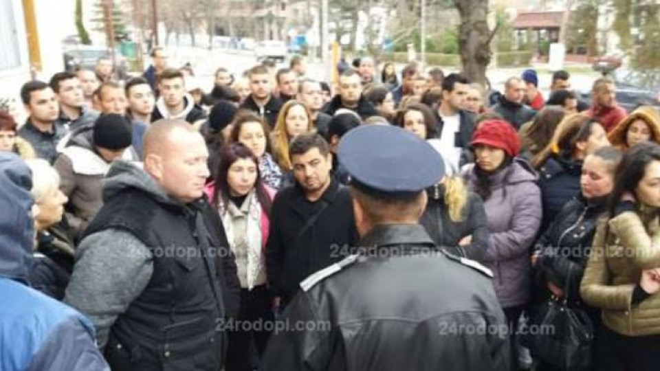 Момчилград на протест заради убитото момиче | StandartNews.com