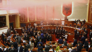 Албанската опозиция обгази парламента