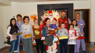 Дядо Коледа зарадва малките пациенти на „Медлайн"