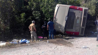 12 загинали и 18 ранени при катастрофа с туристически автобус в Мексико