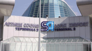 Самолет кацна аварийно в София, ударен от мълния