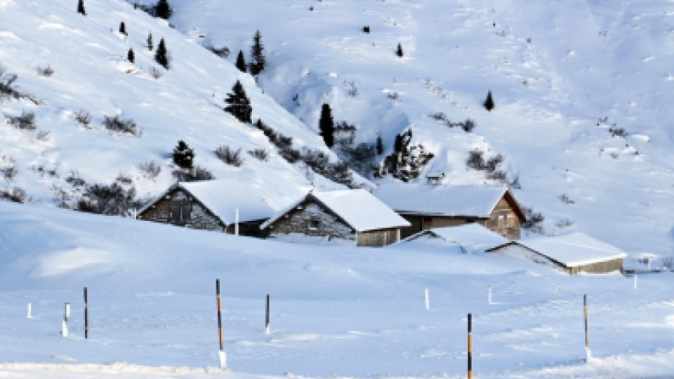 Спасители прокопаха път през 7-метров сняг, за да стигнат до село  | StandartNews.com