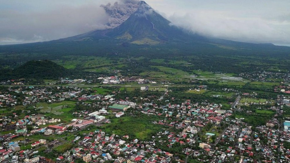 Лава се стича по склоновете на вулкан на Филипините | StandartNews.com