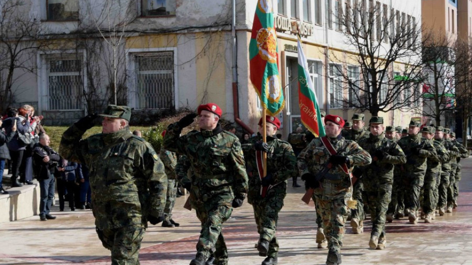 Каракачанов изпрати новия контингент в Афганистан | StandartNews.com
