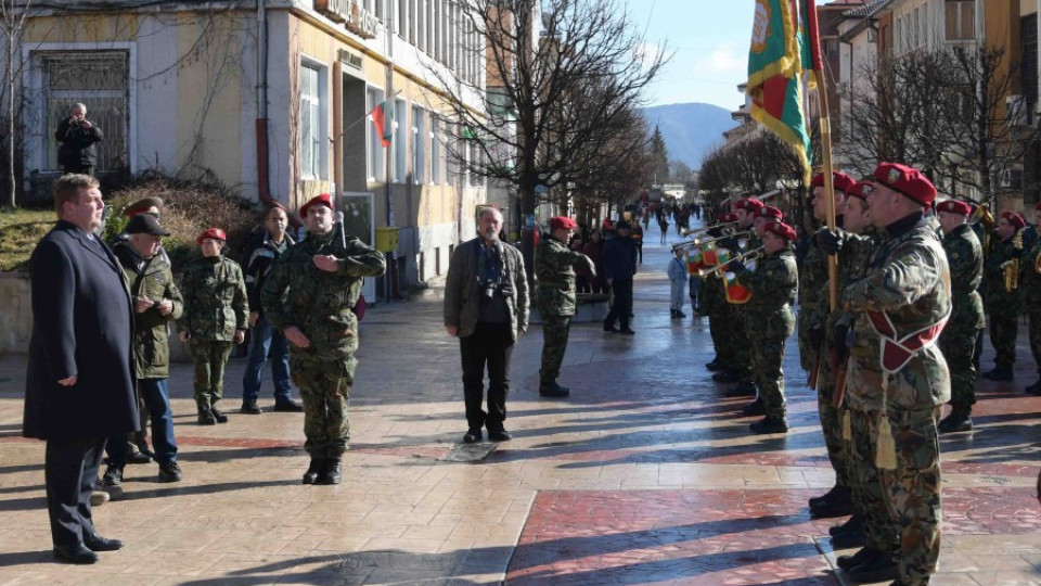 Каракачанов: Ще въведем платена доброволна служба в армията | StandartNews.com
