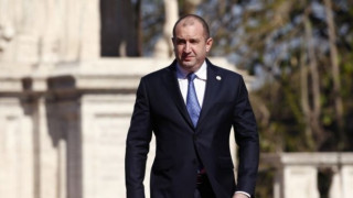 Румен Радев се мери с Петър Стоянов по подкрепа