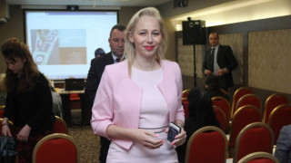 Уволняват шефката на Агенцията за закрила на детето